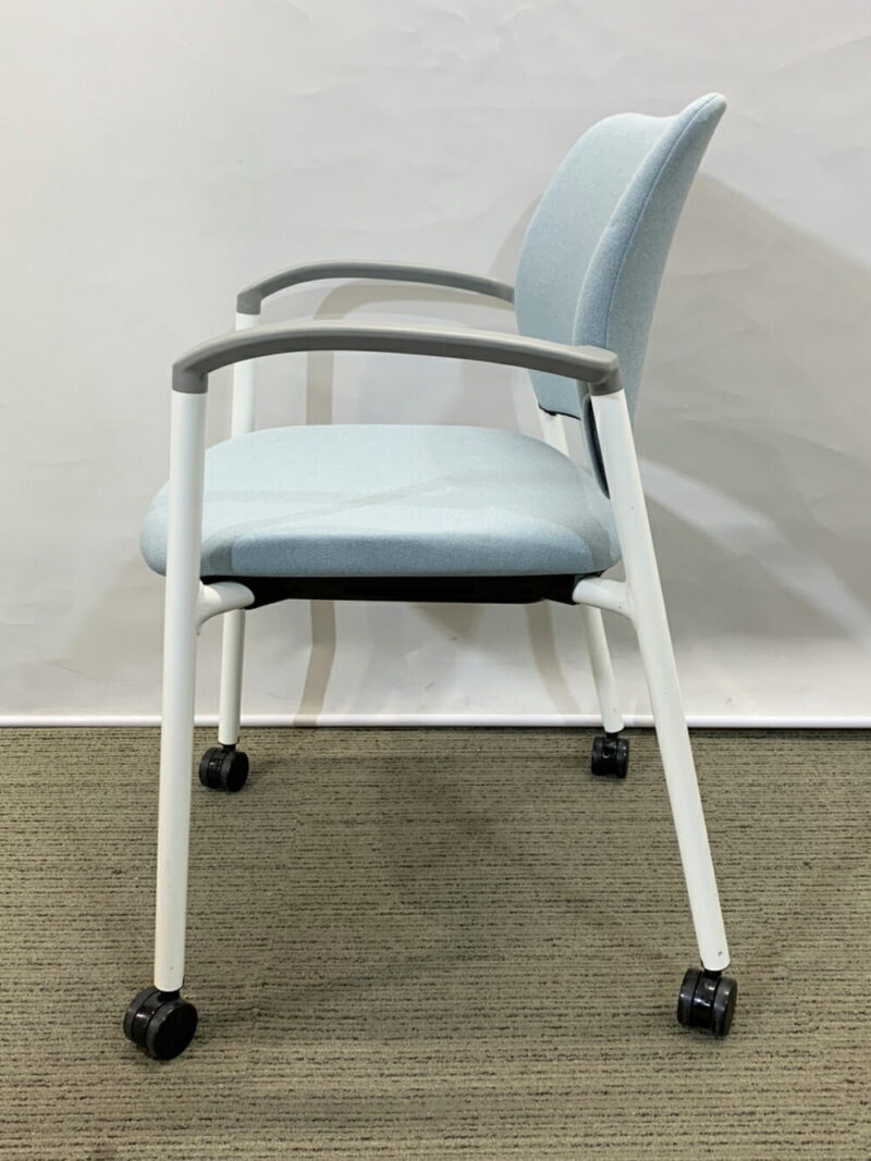【中古・送料無料 地域限定】会議用チェア４脚セット スタックチェア  キャスター付き オカムラ 国産 - 画像 (7)