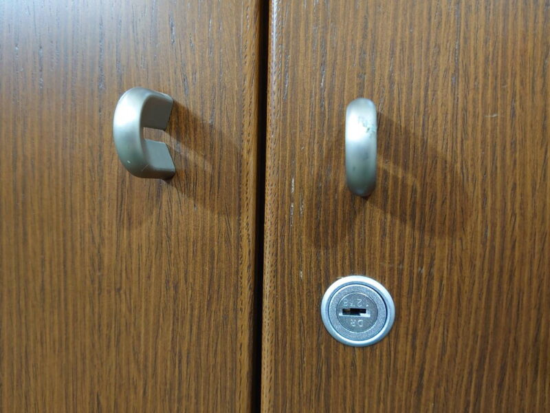 【中古・送料無料 東京地区限定】コクヨ 役員用家具 ２点セット 両開きガラス書庫 - 画像 (7)