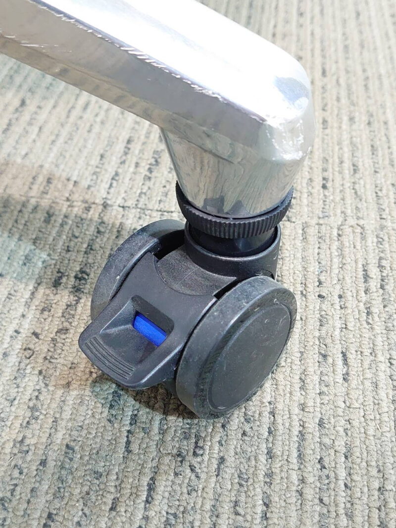 【送料無料 東京地区限定】美品 ４台セット ミーティングテーブル 会議テーブル 折りたたみテーブル - 画像 (9)