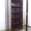 役員用収納家具 ガラス書庫 木製 エグゼクティブ 木製書庫 本棚 書棚 収納棚 両開き オカムラ 国産 中古 両開き書庫 役員書庫 収納庫 キャビネット 鍵付き書庫 鍵付き 役員家具 【中古オフィス家具】【中古】 - 画像 (2)