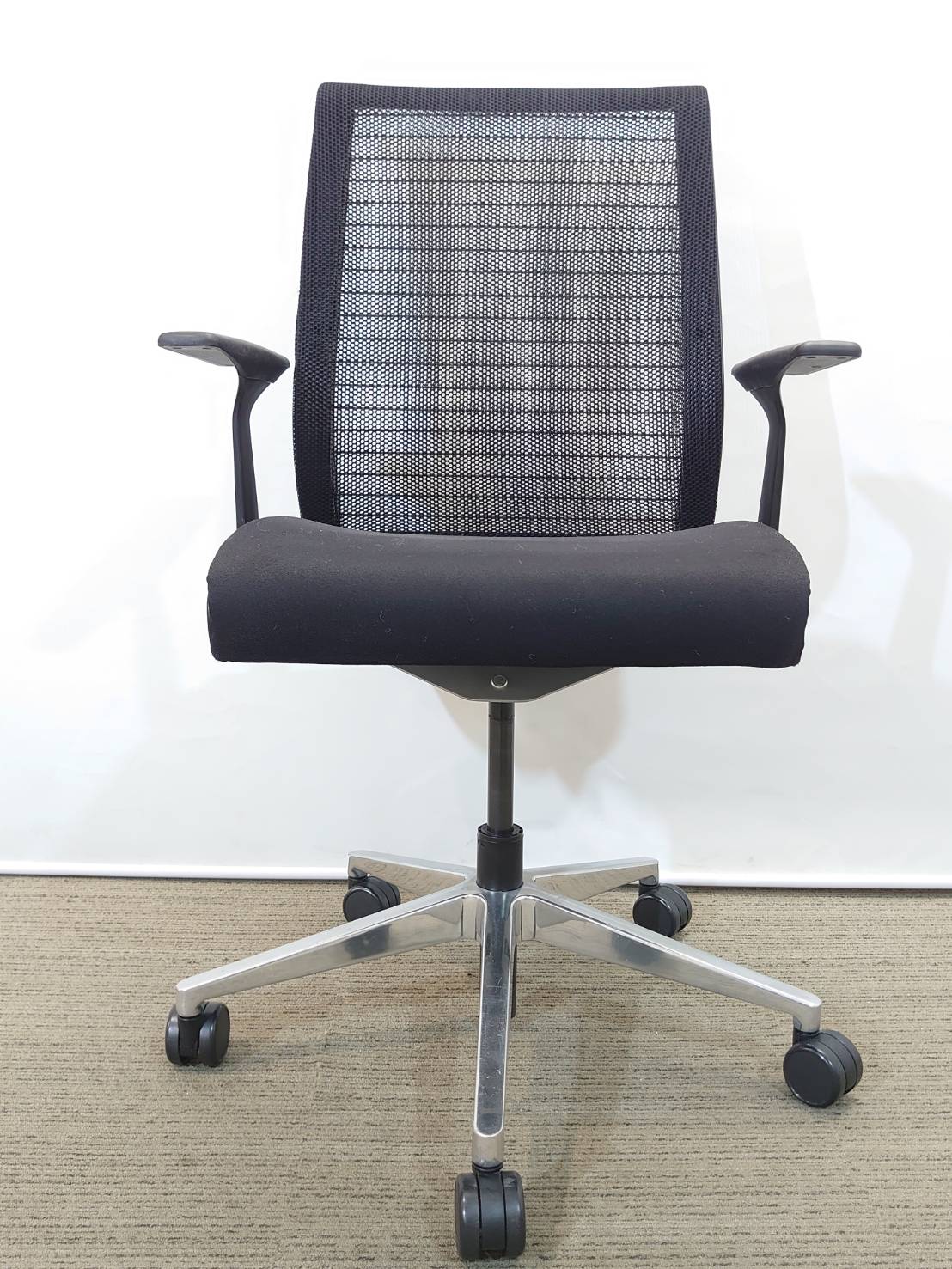 【送料無料 地域限定】 スチールケース Steelcase シンクチェア Think デスクチェア メッシュチェア オフィスチェア 事務チェア  肘付き【中古オフィス家具】【中古】