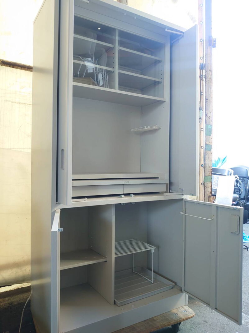 【店頭引き渡し限定】 キッチンキャビネット スチール製 ビジネスキッチン オフィスキャビネット 食器収納ユニット 電気コンセント付き スライドテーブル付き オフィスキッチン イトーキ 【中古オフィス家具】【中古】 - 画像 (2)
