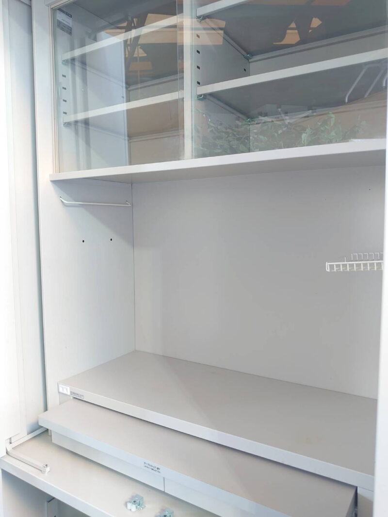 【店頭引き渡し限定】 キッチンキャビネット スチール製 ビジネスキッチン オフィスキャビネット 食器収納ユニット 電気コンセント付き スライドテーブル付き オフィスキッチン イトーキ 【中古オフィス家具】【中古】 - 画像 (3)
