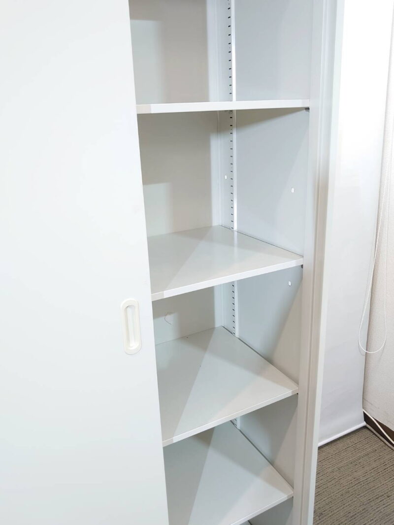 引き違い書庫 キャビネット 収納庫 引き違いキャビネット ホワイト色 カギ付き スチール書庫 スチールキャビネット プラス 【中古オフィス家具】【中古】 - 画像 (3)