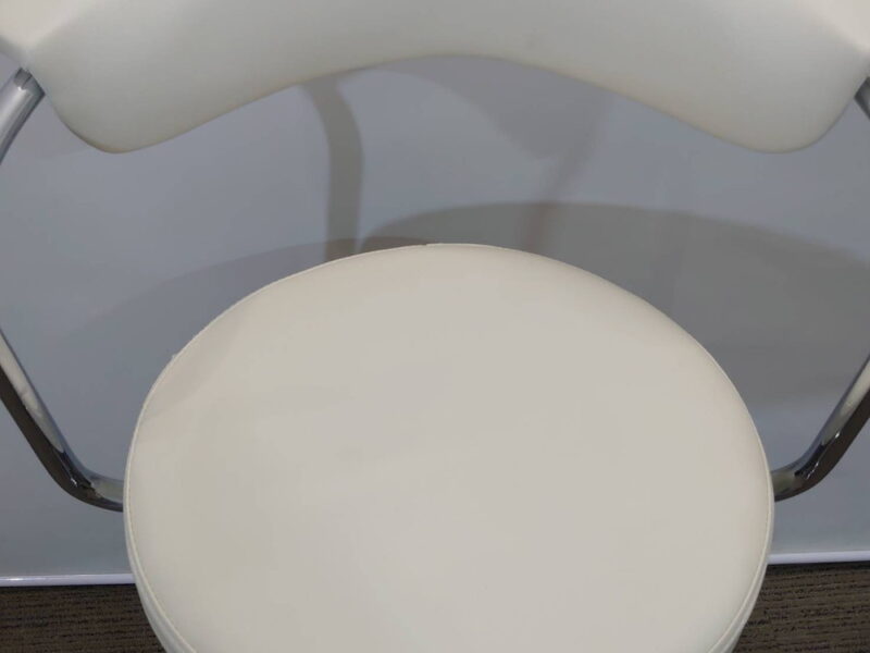 【店頭引き渡し限定】 ３脚セット カウンターチェア バーチェア キッチンチェア ハイスツール キャスターチェア 昇降式 背もたれ付き 【中古オフィス家具】 - 画像 (7)