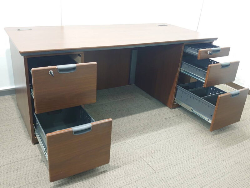 【送料無料 東京地区限定】 役員家具4点セット オカムラ 木製 両袖机 両開き書庫 ワードローブ デスク 役員デスク ラテラル書庫 ３段 鍵付き書庫 キャビネット 両開き 収納 役員室 社長室 【中古オフィス家具】【中古】 - 画像 (11)