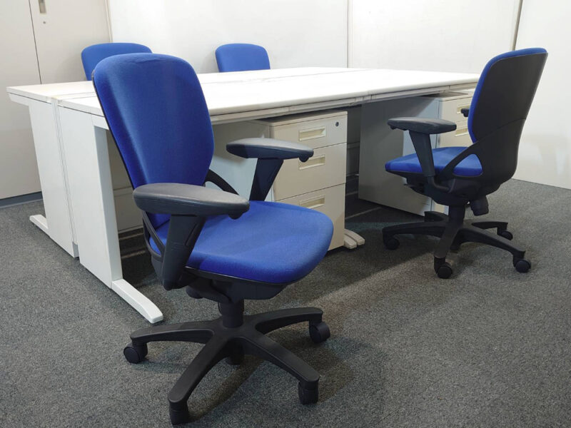 【送料無料 東京地区限定】 【美品】 ４人用 開業セット 平机 片袖机 スチールデスク オフィスデスク 事務デスク ワークデスク 事務机 平デスク 片袖デスク デスクセット ホワイト色 ワゴン スチールワゴン オフィスチェア プレーゴ デスク×4台 3段ワゴン×4台 チェア×4脚 【中古オフィス家具】【中古】 - 画像 (2)
