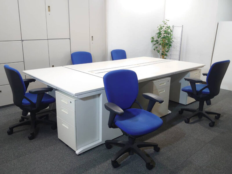 【送料無料 東京地区限定】 【美品】 ５人用 開業セット 平机 片袖机 スチールデスク オフィスデスク 事務デスク ワークデスク 事務机 平デスク 片袖デスク デスクセット ホワイト色 ワゴン スチールワゴン オフィスチェア プレーゴ デスク W1400×1台 W1000×4台 3段ワゴン×5台 チェア×5脚 【中古オフィス家具】【中古】 - 画像 (2)