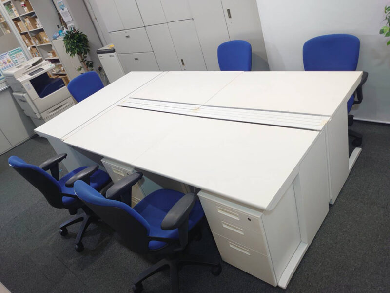 【送料無料 東京地区限定】 【美品】 ５人用 開業セット 平机 片袖机 スチールデスク オフィスデスク 事務デスク ワークデスク 事務机 平デスク 片袖デスク デスクセット ホワイト色 ワゴン スチールワゴン オフィスチェア プレーゴ デスク W1400×1台 W1000×4台 3段ワゴン×5台 チェア×5脚 【中古オフィス家具】【中古】 - 画像 (4)