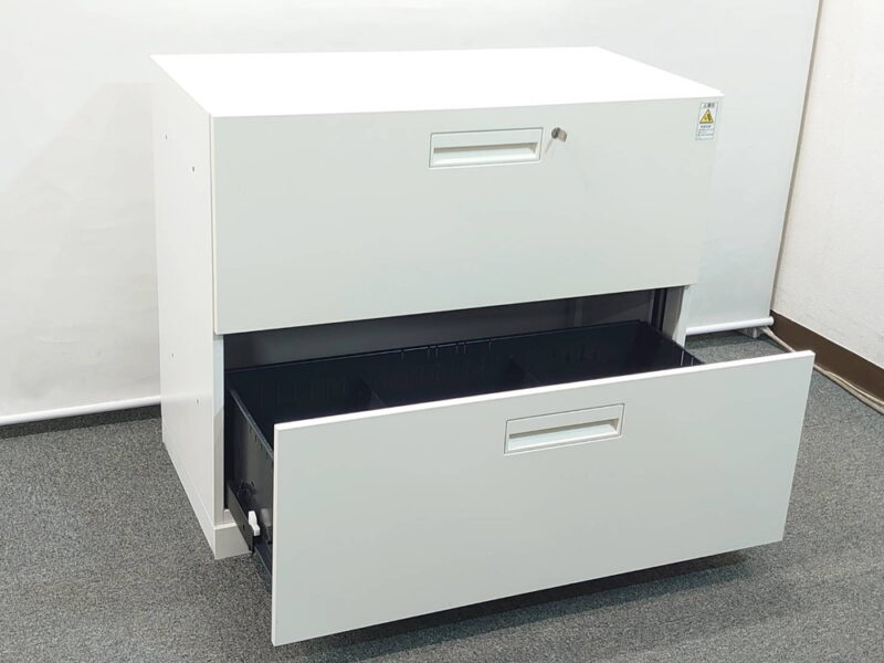 コクヨ エディア ラテラル書庫 2段 キャビネット BWU-L2A39SAW ベース付き W900 D450 H760 収納庫 本棚 書棚 オフィス収納 ホワイト色 鍵付き書庫 スチール書庫 【中古オフィス家具】【中古】 - 画像 (2)