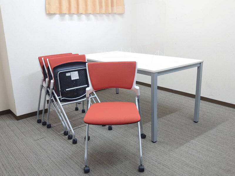 ４人用 会議セット W1500×D750 会議テーブル 会議用テーブル ミーティングテーブル ミーティングセット テーブル３色あり 会議チェア ネスタブルチェア 平行スタックチェア 有料オプションあり アクリル板 飛沫感染予防パネル RFヤマカワ イトーキ マノス 【中古オフィス家具】【中古】 - 画像 (2)