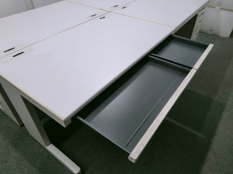 【送料無料 東京地区限定】 【大量入荷】 ４人用 開業セット デスクセット 片袖机 片袖デスク オフィスデスク スチールデスク 事務机 事務デスク 平机 デスクワゴン サイドワゴン キャスターワゴン ４台セット コクヨ BS 国産 W1200×D700×H700 【中古オフィス家具】【中古】 - 画像 (7)