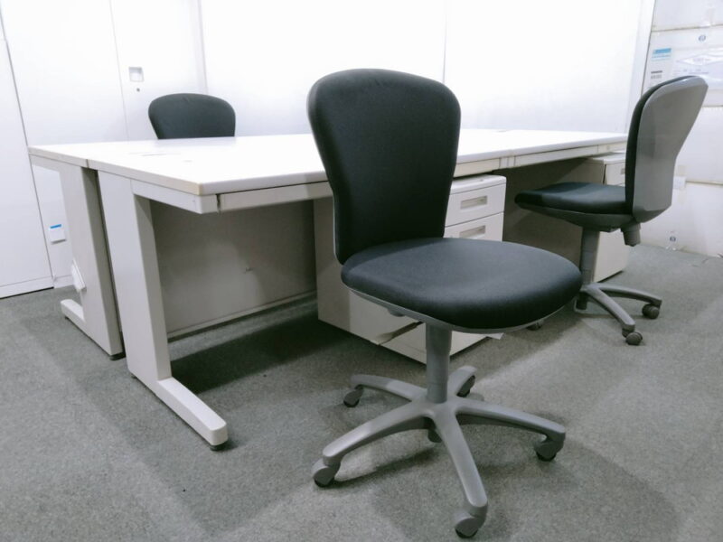 【送料無料 東京地区限定】 【大量入荷】 ４人用 開業セット デスクセット 片袖机 片袖デスク オフィスデスク スチールデスク 事務机 事務デスク 平机 デスクワゴン サイドワゴン キャスターワゴン ４台セット コクヨ BS 国産 W1200×D700×H700 【中古オフィス家具】【中古】 - 画像 (2)