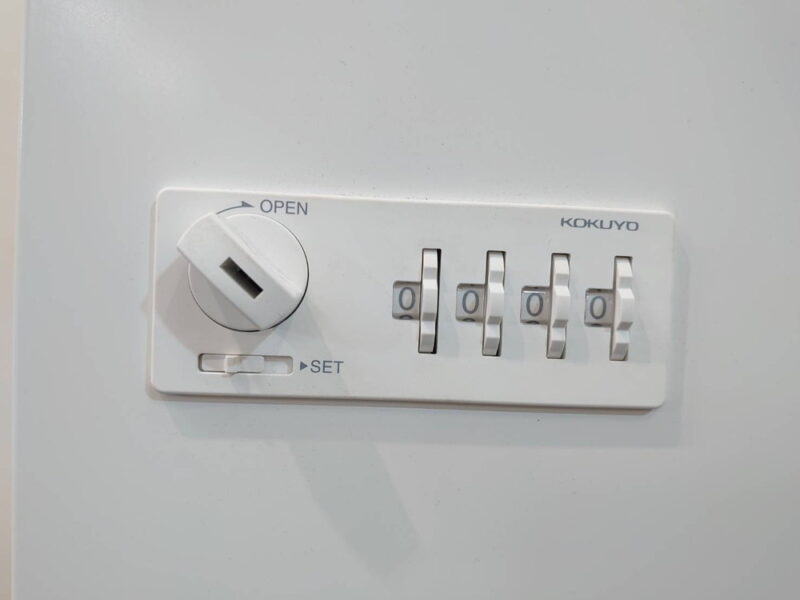 【送料無料 東京地区限定】【美品】 2021年製 コクヨ エディア ８人用 パーソナルロッカー ８人用ロッカー ロッカー 投函口付き メールボックス 貴重品ロッカー ダイヤル錠タイプ コンセント付き 	 W900 D450 H1810 ホワイト色 ８名用 メールBOX メールロッカー メール穴あり オフィスロッカー スチールロッカー KOKUYO EDIA BWU-RN82ADM79SAWNN-K 【中古オフィス家具】【中古】 - 画像 (7)
