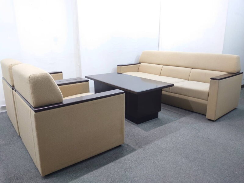 【送料無料 東京地区限定】 応接セット ４点セット １人掛けソファ ３人掛けソファ ローテーブル ソファセット 応接家具 応接用セット 応接用ソファ ベージュ色 アームソファ ロングソファ 役員室 会議室 応接室 応接ソファ 役員ソファセット オカムラ 【中古オフィス家具】【中古】 - 画像 (2)