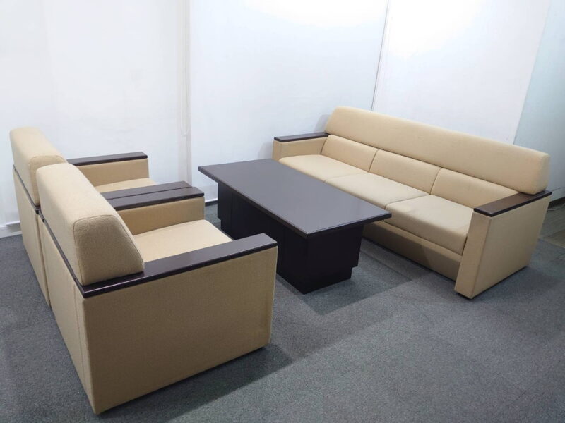 【送料無料 東京地区限定】 応接セット ４点セット １人掛けソファ ３人掛けソファ ローテーブル ソファセット 応接家具 応接用セット 応接用ソファ ベージュ色 アームソファ ロングソファ 役員室 会議室 応接室 応接ソファ 役員ソファセット オカムラ 【中古オフィス家具】【中古】 - 画像 (4)