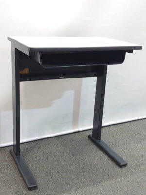 【21台入荷】コクヨ パーソナルデスク 学習机 スクールデスク 平机 デスク 講義机 学生デスク 平デスク W600 D400 H700 天板ホワイト 本体ブラック KOKUYO 学校 塾 サークル【中古オフィス家具】【中古】