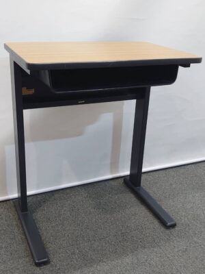 【18台入荷】コクヨ パーソナルデスク 学習机 スクールデスク 平机 デスク 講義机 学生デスク 平デスク W600 D400 H700 天板ブラウン 本体ブラック KOKUYO 学校 塾 サークル【中古オフィス家具】【中古】
