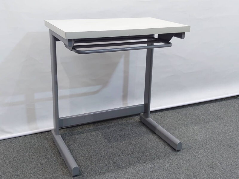 【34台入荷】 プラス スクールデスク 学校机 パーソナルデスク 学習机 平机 デスク 講義机 学生デスク 平デスク 講義用 机 塾用 W600 D400 H700 1人用 【中古オフィス家具】【中古】