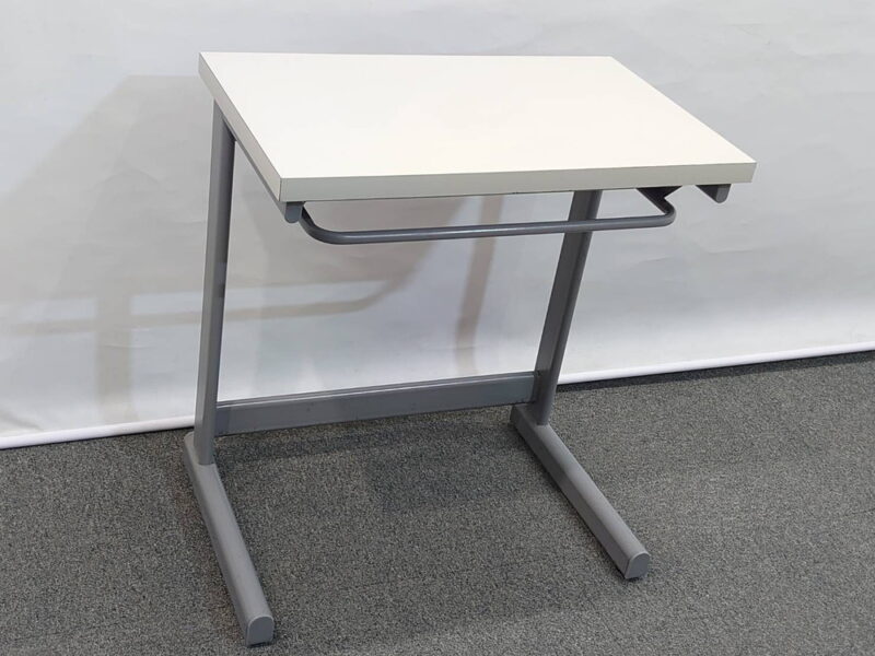 【34台入荷】 プラス スクールデスク 学校机 パーソナルデスク 学習机 平机 デスク 講義机 学生デスク 平デスク 講義用 机 塾用 W600 D400 H700 1人用 【中古オフィス家具】【中古】 - 画像 (2)