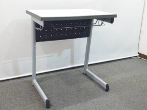 【大量入荷】 【在庫40台有り】 AICHI スクールデスク 学習机 パーソナルデスク 平机 デスク 講義机 学生デスク 平デスク W650 D400 H700 SCM-300-Tシリーズ 幕板 網棚 サイドフック付き 【中古オフィス家具】【中古】