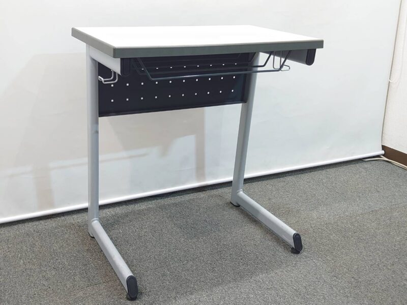 【大量入荷】 【在庫40台有り】 AICHI スクールデスク 学習机 パーソナルデスク 平机 デスク 講義机 学生デスク 平デスク W650 D400 H700 SCM-300-Tシリーズ 幕板 網棚 サイドフック付き 【中古オフィス家具】【中古】
