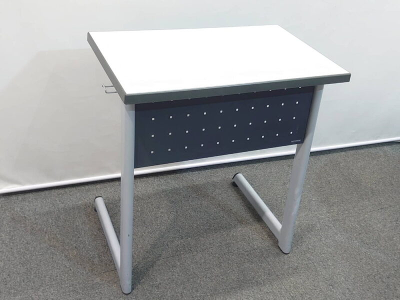 【大量入荷】 【在庫40台有り】 AICHI スクールデスク 学習机 パーソナルデスク 平机 デスク 講義机 学生デスク 平デスク W650 D400 H700 SCM-300-Tシリーズ 幕板 網棚 サイドフック付き 【中古オフィス家具】【中古】 - 画像 (3)