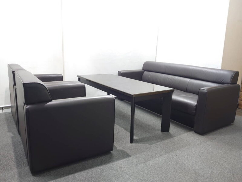 【送料無料 東京地区限定】 応接セット ４点セット １人掛けソファ ３人掛けソファ ローテーブル テーブル 役員 会議 応接ソファ 応接家具 ソファ 応接用セット 応接用ソファ ブラウン色 ソファー ソファセット 役員室 応接室 ロビー ラウンジ 商談 【中古オフィス家具】【中古】 - 画像 (2)