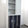 上下書庫 引き違い書庫 ユニット書庫 本棚 書棚 書類整理 オフィス収納 カギ付き書庫 鍵付き書庫 本棚 書棚 収納庫 保管庫 ３枚引き違い書庫 ３枚扉 ３枚戸 ３枚引戸書庫 スチール書庫 レターケース キャビネット 書類ケース クリスタルキャビネット トレーキャビネット ホワイト色 UCHIDA ウチダ 内田洋行 【中古オフィス家具】【中古】 - 画像 (2)