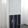 上下書庫 引き違い書庫 ユニット書庫 本棚 書棚 書類整理 オフィス収納 カギ付き書庫 鍵付き書庫 本棚 書棚 収納庫 保管庫 ３枚引き違い書庫 ３枚扉 ３枚戸 ３枚引戸書庫 スチール書庫 レターケース キャビネット 書類ケース クリスタルキャビネット トレーキャビネット ホワイト色 UCHIDA ウチダ 内田洋行 【中古オフィス家具】【中古】