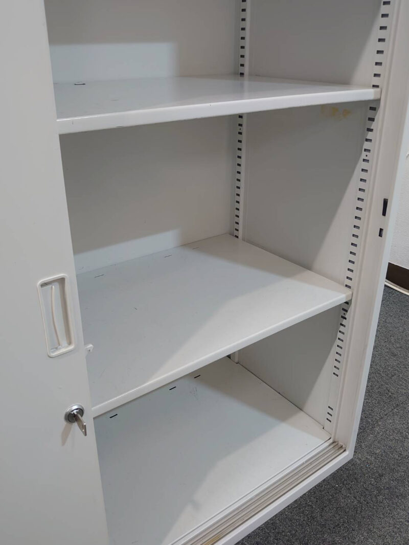 【送料無料 東京地区限定】 イトーキ シンライン 引き違い書庫 鍵付き書庫 スチール書庫 スチールキャビネット 書棚 収納庫 キャビネット 引き戸 カギ付き書庫 スチール引き違い書庫 ローキャビネット ITOKI 国内メーカー品 オフィス収納 W900×D400×H1040 HTS-109RS-W9 【中古オフィス家具】【中古】 - 画像 (4)