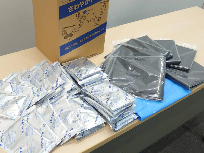 【即納】【送料無料】 携帯トイレ 70回分 簡易トイレ 非常用トイレ 災害用トイレ 携帯トイレ 緊急対策用トイレ 富士メンテニール さわやかトイレ 非常時 災害時 断水時 災害用 非常用 新品 - 画像 (2)