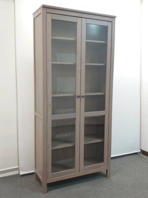 イケア ガラス書庫 両開き書庫 役員書庫 収納庫 キャビネット 本棚 書棚 役員用収納家具 ガラス書庫 木製 エグゼクティブ家具 エグゼクティブファニチュア 木製書庫 IKEA HEMNES【中古オフィス家具】【中古】