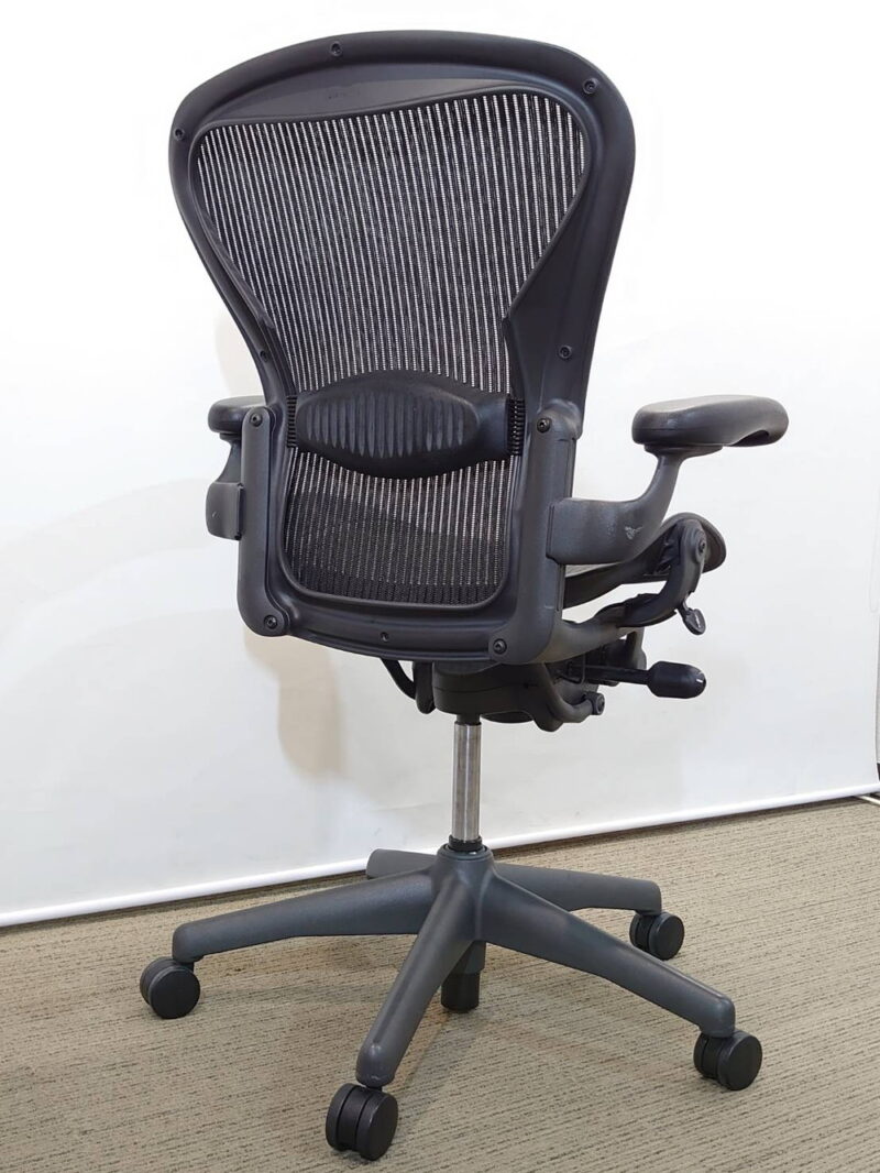 【送料無料 東京地区限定】 ハーマンミラー Herman Miller アーロンチェア オフィスチェア デスクチェア 肘付き 事務チェア 役員チェア キャスターチェア AE111PWB 	 エグゼクティブチェア マネジメントチェア 事務イス 事務椅子 ひじ付き 肘付 テレワーク リモートワーク 在宅勤務 在宅ワーク スタンダード Bサイズ Aeron Stool【中古オフィス家具】【中古】 - 画像 (4)