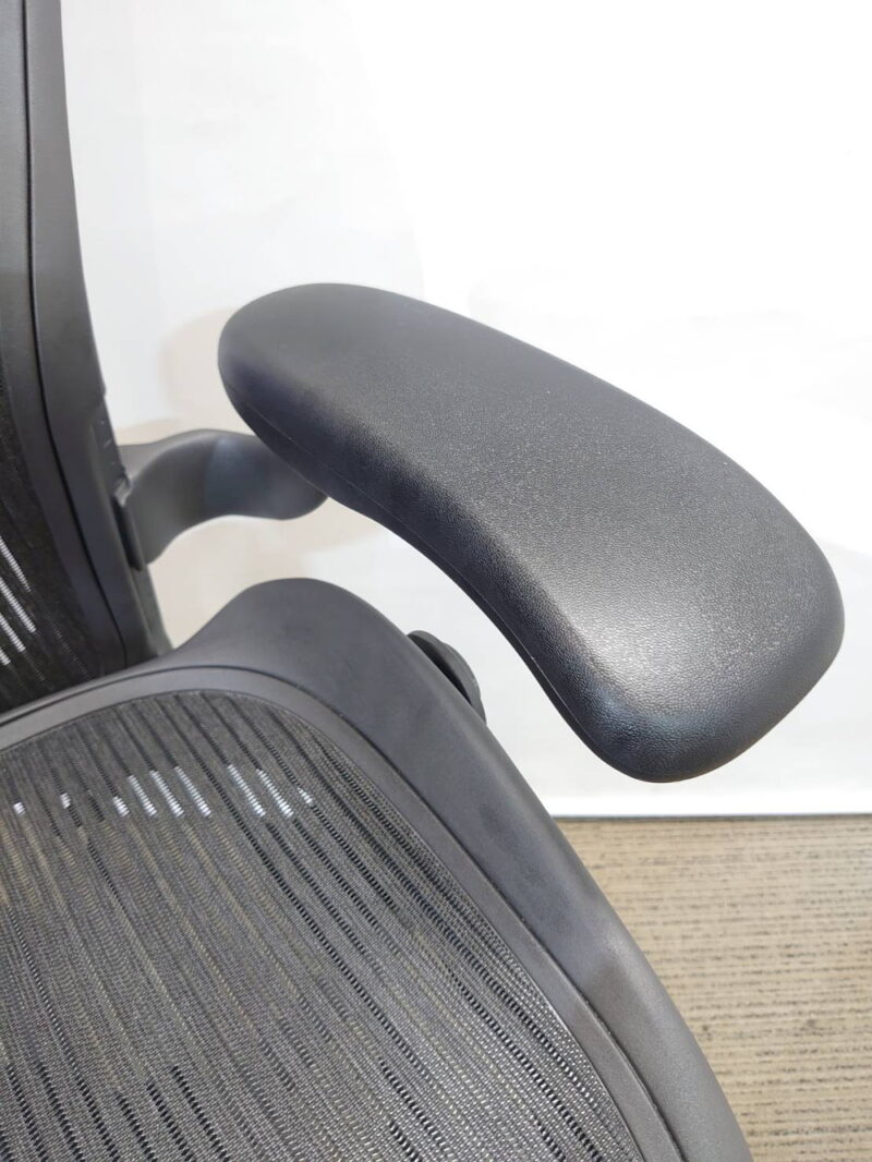 【送料無料 東京地区限定】 ハーマンミラー Herman Miller アーロンチェア オフィスチェア デスクチェア 肘付き 事務チェア 役員チェア キャスターチェア AE111PWB 	 エグゼクティブチェア マネジメントチェア 事務イス 事務椅子 ひじ付き 肘付 テレワーク リモートワーク 在宅勤務 在宅ワーク スタンダード Bサイズ Aeron Stool【中古オフィス家具】【中古】 - 画像 (8)