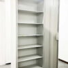 両開き書庫 ナイキ スチール書庫 収納庫 キャビネット カギ付き書庫 鍵付き書庫 両開きキャビネット スチールキャビネット 本棚 書棚 収納庫 保管庫 NAIKI ベース付き【中古オフィス家具】【中古】 - 画像 (3)