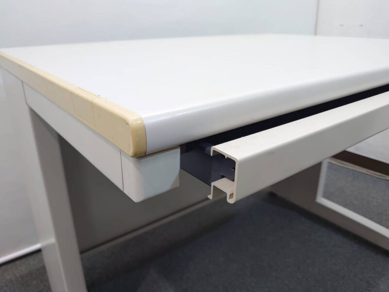 平机 コクヨ BS W1000 スチールデスク オフィスデスク ワークデスク 引き出し付き 平デスク デスク 机 W1000×D700×H700 ナチュラルグレー 事務机 事務デスク 事務用デスク 事務用机 KOKUYO【中古オフィス家具】【中古】 - 画像 (4)