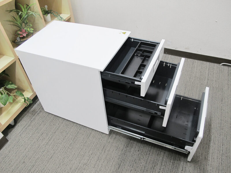 【送料無料 東京地区限定】 ４人用 開業セット 片袖机 片袖デスク オフィスデスク スチールデスク 事務机 事務デスク 平机 デスクワゴン サイドワゴン キャスターワゴン ４台セット W1200×D700×H700 天板ナチュラル色 【中古オフィス家具】【中古】 - 画像 (12)