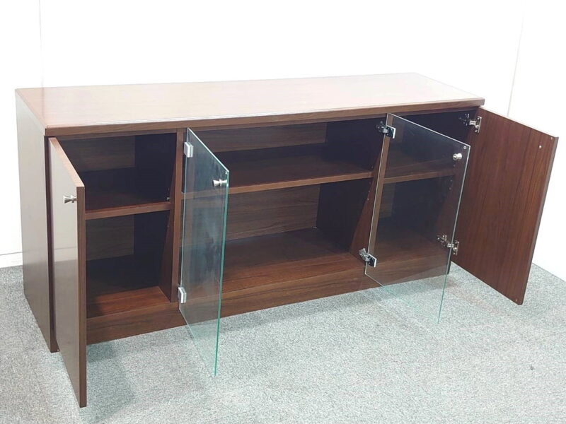 ローボード ローキャビネット 役員ローボード 役員家具 木製家具 収納棚 書庫 本棚 書棚 キャビネット 木製キャビネット 両開き ガラスローボード W1500×D400×H700 役員室 応接室 オフィス家具 オフィス収納 収納家具 サイドボード 役員用サイドボード【中古オフィス家具】【中古】 - 画像 (2)