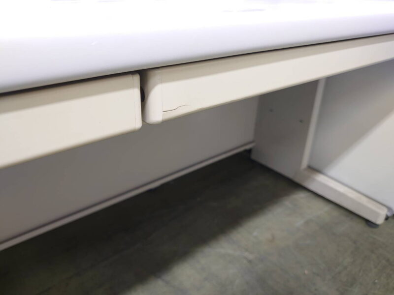 コクヨ 平机 W1400 スチールデスク オフィスデスク 事務デスク ワークデスク 事務机 平デスク PCデスク ホワイトグレー 事務用デスク 机 デスク 事務用机 パソコンデスク ワーキングデスク コードホール付き センター引出し付き KOKUYO 国産【中古オフィス家具】【中古】 - 画像 (9)