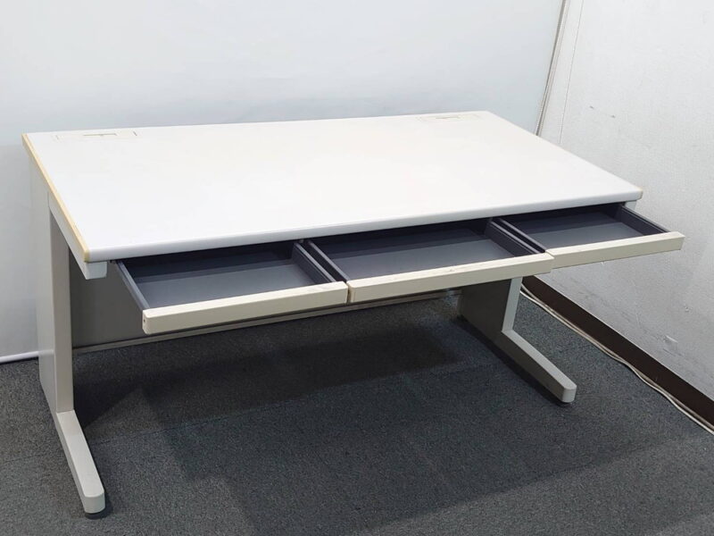 コクヨ 平机 W1400 スチールデスク オフィスデスク 事務デスク ワークデスク 事務机 平デスク PCデスク ホワイトグレー 事務用デスク 机 デスク 事務用机 パソコンデスク ワーキングデスク コードホール付き センター引出し付き KOKUYO 国産【中古オフィス家具】【中古】 - 画像 (2)