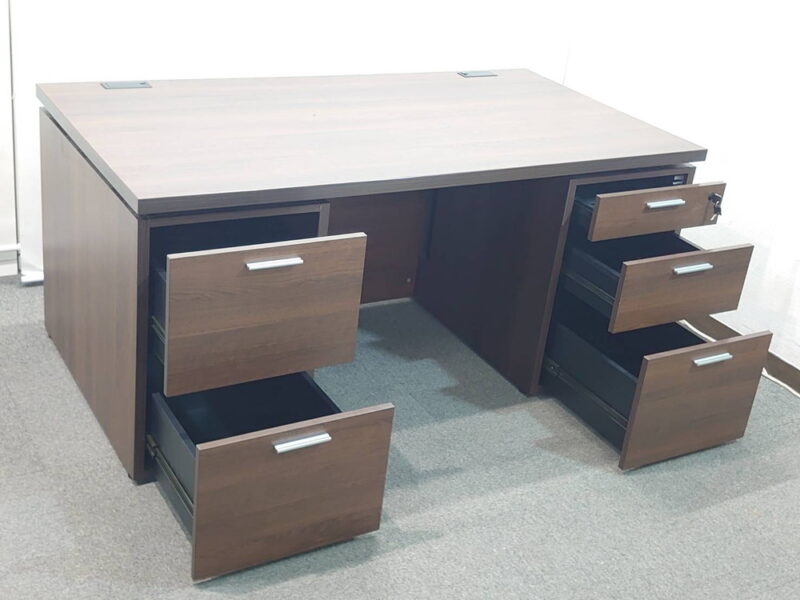 【送料無料 東京地区限定】【美品】コクヨ S370シリーズ 両袖机 両袖デスク 役員デスク 高級デスク 木製デスク 役員用デスク 役員机 社長机 役員用家具 オフィスデスク マネジメントデスク エグゼクティブデスク 社長室 役員室 KOKUYO 	 カギ付き 鍵付きデスク W1600×D850×H720 書斎 役員室用家具 応接家具 高級感 応接室 MGE-S37DLP1W【中古オフィス家具】【中古】 - 画像 (4)