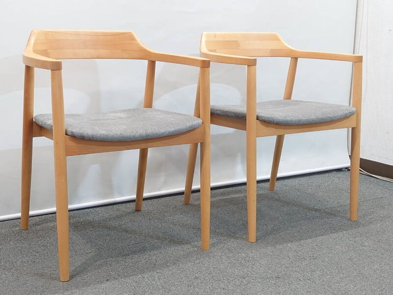 2脚セット 木製チェア ミーティングチェア 会議チェア ダイニングチェア カフェチェア 木製チェア ひじ付き 肘付き 肘つき ウッドチェア いす 椅子 チェアー 会議用チェア ミーティング用チェア 北欧風チェア ラウンジチェア【美品】【中古オフィス家具】【中古】 - 画像 (2)