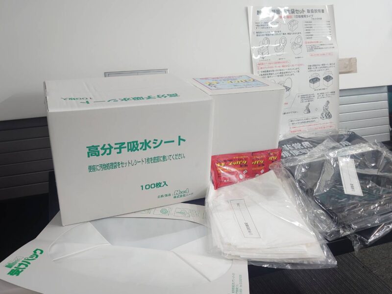 【即納】【送料無料】 携帯トイレ 100回分 ニード 簡易トイレ 非常用トイレ 災害用トイレ 携帯トイレ 緊急対策用トイレ 非常時 災害時 断水時 災害用 非常用  Need 新品 - 画像 (2)