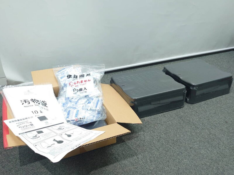 【即納】【送料無料】 緊急対策用トイレ袋 ケンユー ベンリー袋 100回分セット 折り畳み便器×2個付き 折りたたみ ポータブルトイレ 便座 便凝固剤 非常用トイレ 緊急用トイレ 防災用トイレ 災害用トイレ 簡易トイレ - 画像 (2)