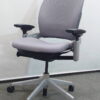 【東京地区限定 送料無料】【美品】 スチールケース オフィスチェア リープチェア Steelcase Leap デスクチェア 事務チェア 肘付き キャスター付き キャスターチェア 事務用チェア ひじ付き OAチェア パソコンチェア 事務イス 事務椅子 TB117【中古オフィス家具】【中古】 - 画像 (2)