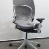 【東京地区限定 送料無料】【美品】 スチールケース オフィスチェア リープチェア Steelcase Leap デスクチェア 事務チェア 肘付き キャスター付き キャスターチェア 事務用チェア ひじ付き OAチェア パソコンチェア 事務イス 事務椅子 TB117【中古オフィス家具】【中古】 - 画像 (4)