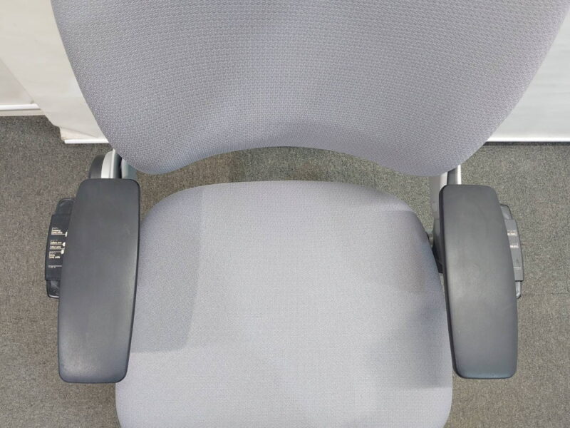 【東京地区限定 送料無料】【美品】 スチールケース オフィスチェア リープチェア Steelcase Leap デスクチェア 事務チェア 肘付き キャスター付き キャスターチェア 事務用チェア ひじ付き OAチェア パソコンチェア 事務イス 事務椅子 TB117【中古オフィス家具】【中古】 - 画像 (8)