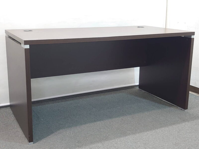木製デスク 役員デスク 幅140cm 平机 平デスク オフィスデスク ワークデスク マネージメントデスク エグゼクティブデスク パソコンデスク コードホール付き 【中古オフィス家具】【中古】