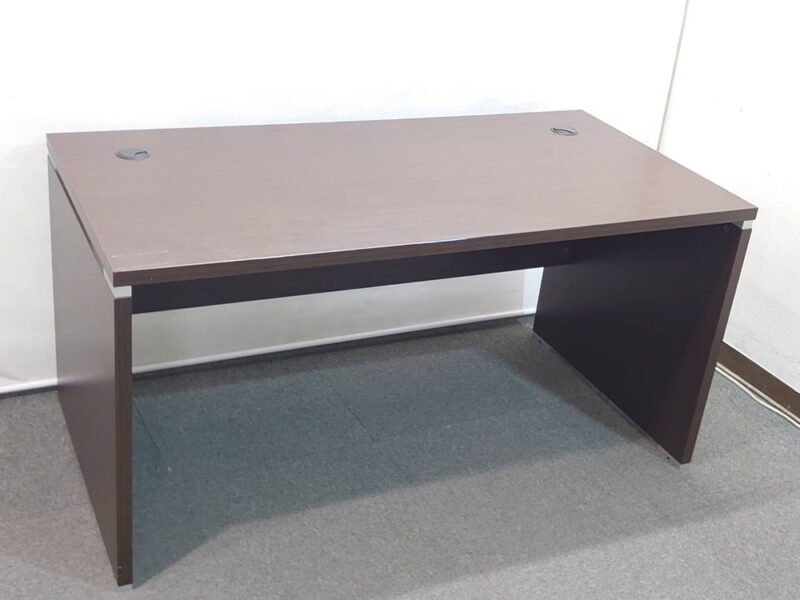 木製デスク 役員デスク 幅140cm 平机 平デスク オフィスデスク ワークデスク マネージメントデスク エグゼクティブデスク パソコンデスク コードホール付き 【中古オフィス家具】【中古】 - 画像 (2)